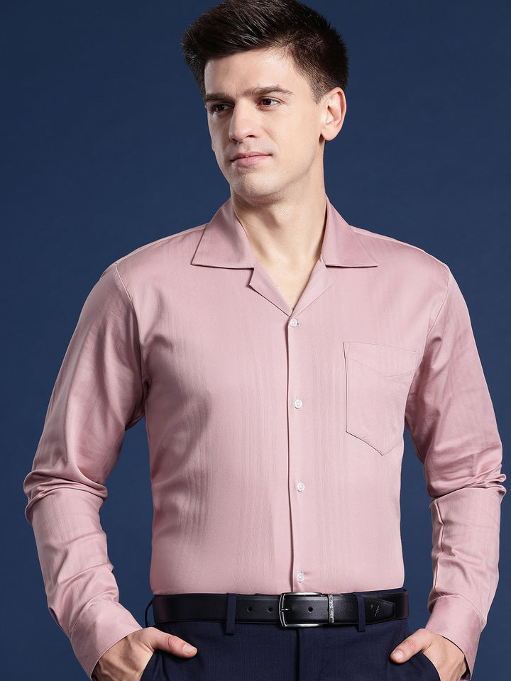 Men Mauve Solid Cotton elastane Relaxed Fit Formal Shirt