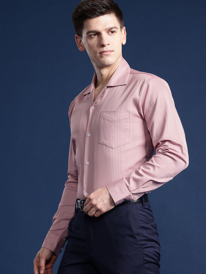 Men Mauve Solid Cotton elastane Relaxed Fit Formal Shirt