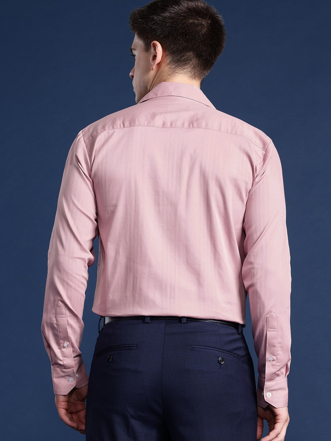 Men Mauve Solid Cotton elastane Relaxed Fit Formal Shirt